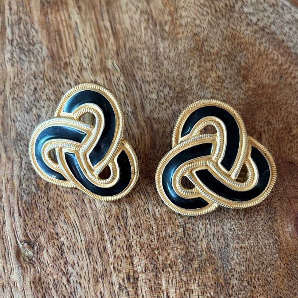 Vintage Endless Celtic Knot Clip On Earrings Black Enamel Gold Tone 80s Chunky - Picture 2 of 6